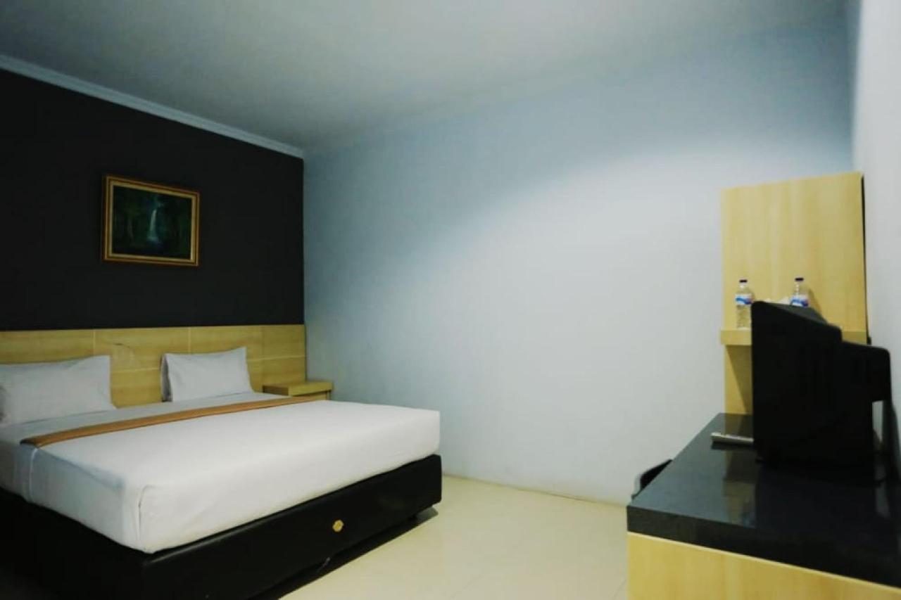 Urbanview Hotel Mulia Indah Palopo Exteriör bild