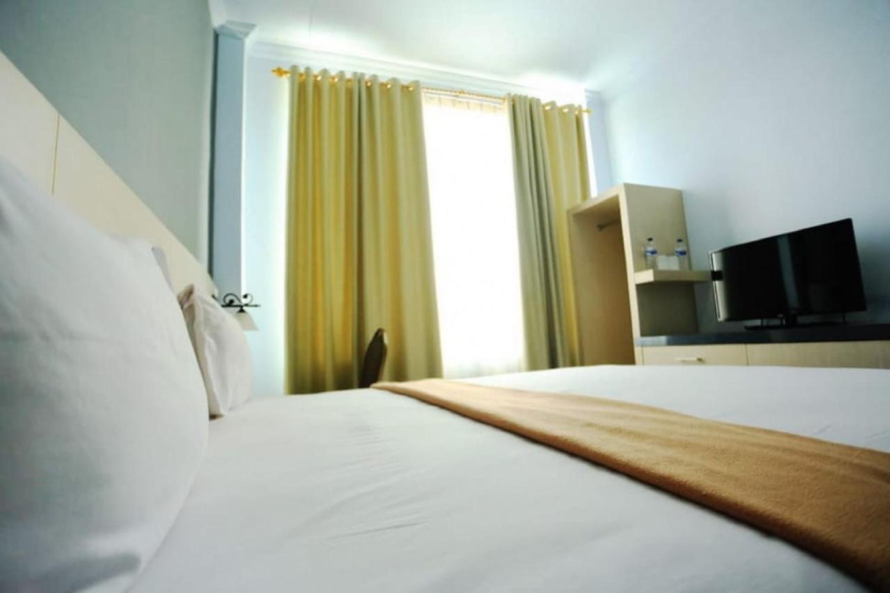 Urbanview Hotel Mulia Indah Palopo Exteriör bild