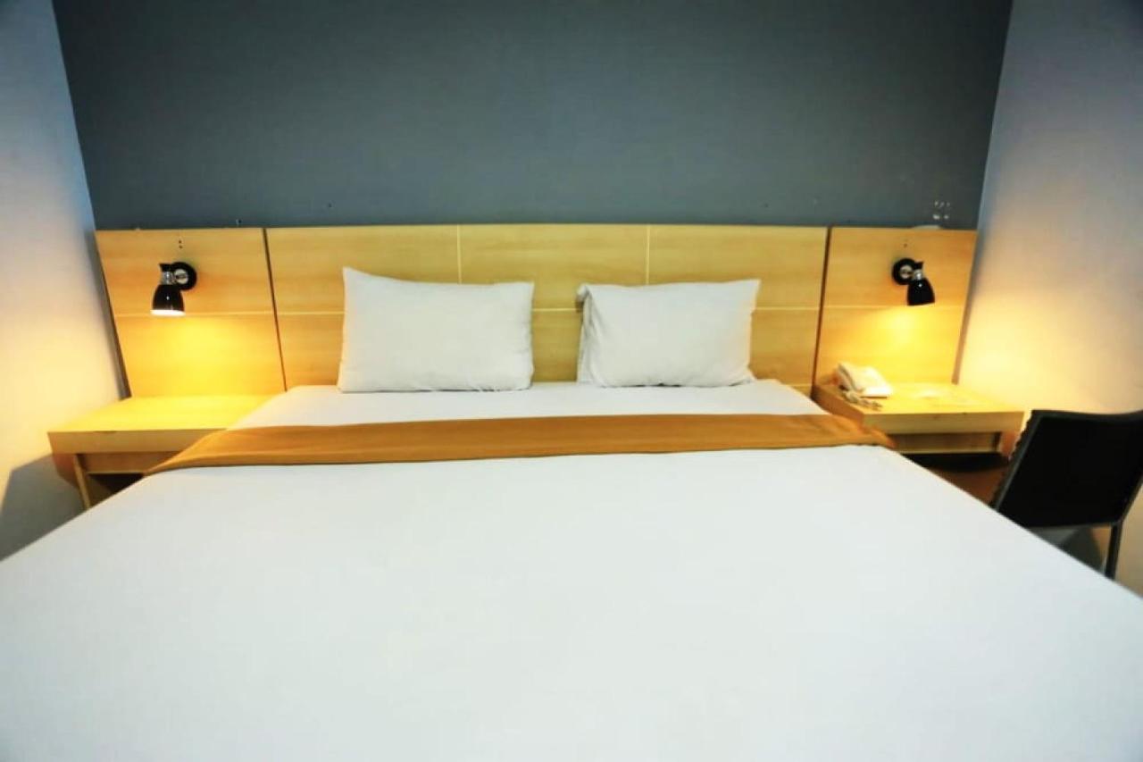 Urbanview Hotel Mulia Indah Palopo Exteriör bild