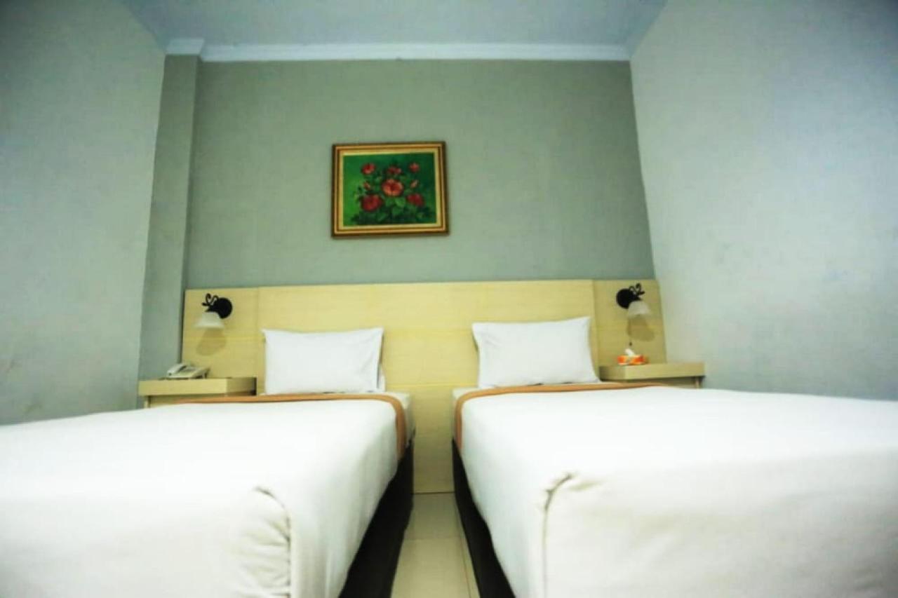 Urbanview Hotel Mulia Indah Palopo Exteriör bild