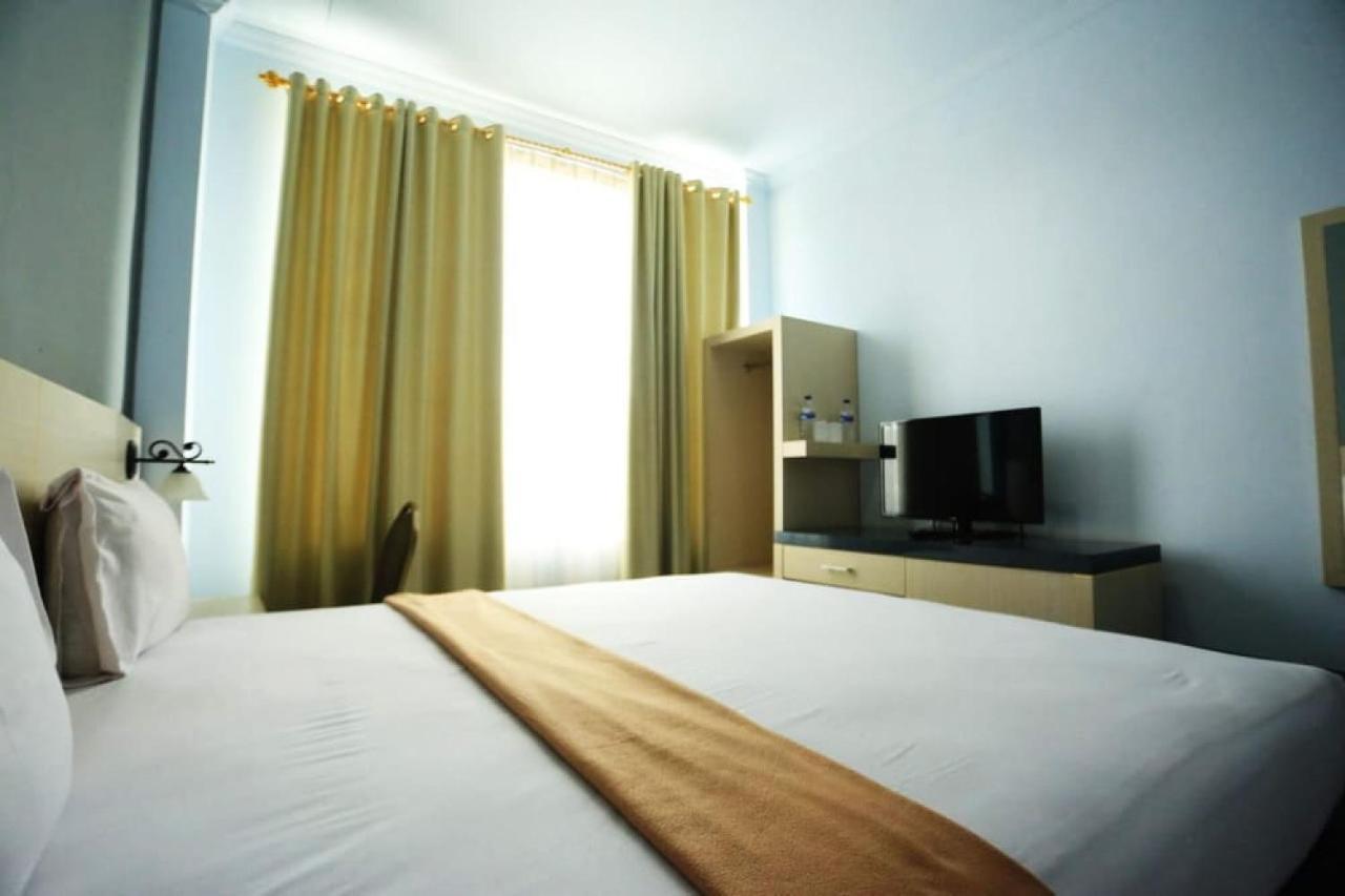 Urbanview Hotel Mulia Indah Palopo Exteriör bild