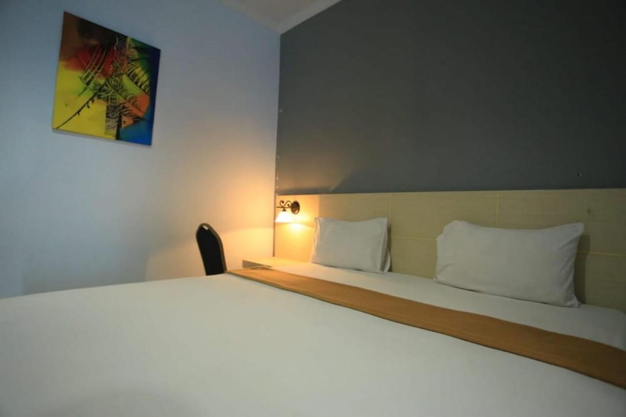 Urbanview Hotel Mulia Indah Palopo Exteriör bild