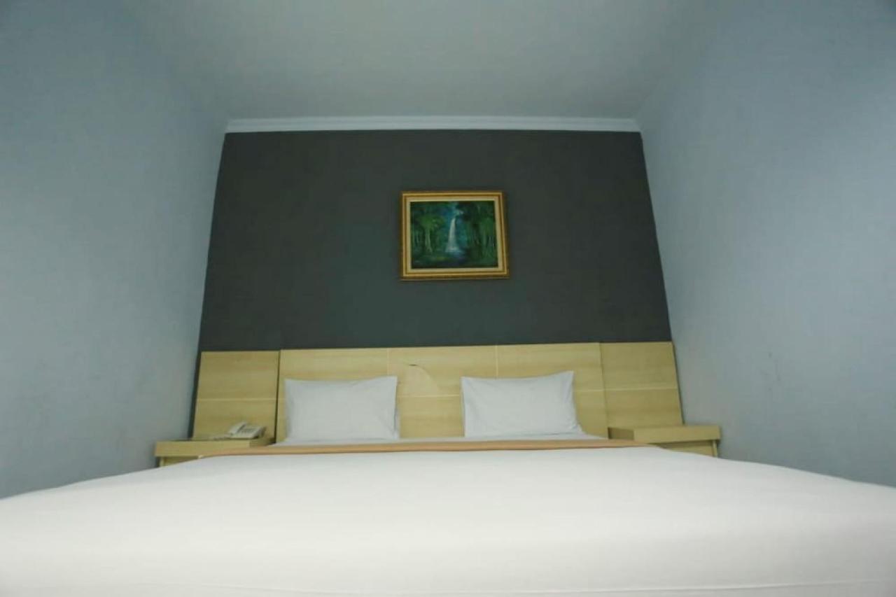 Urbanview Hotel Mulia Indah Palopo Exteriör bild