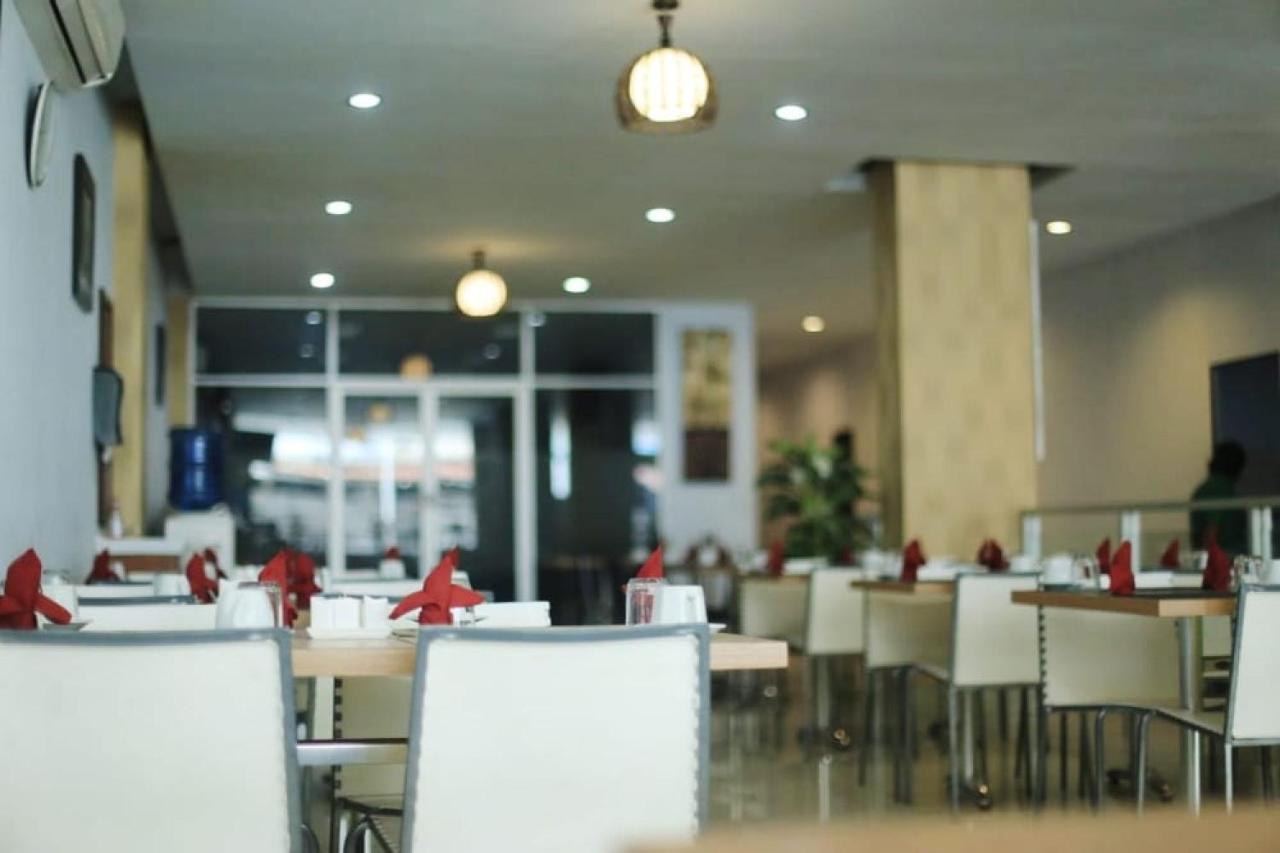Urbanview Hotel Mulia Indah Palopo Exteriör bild
